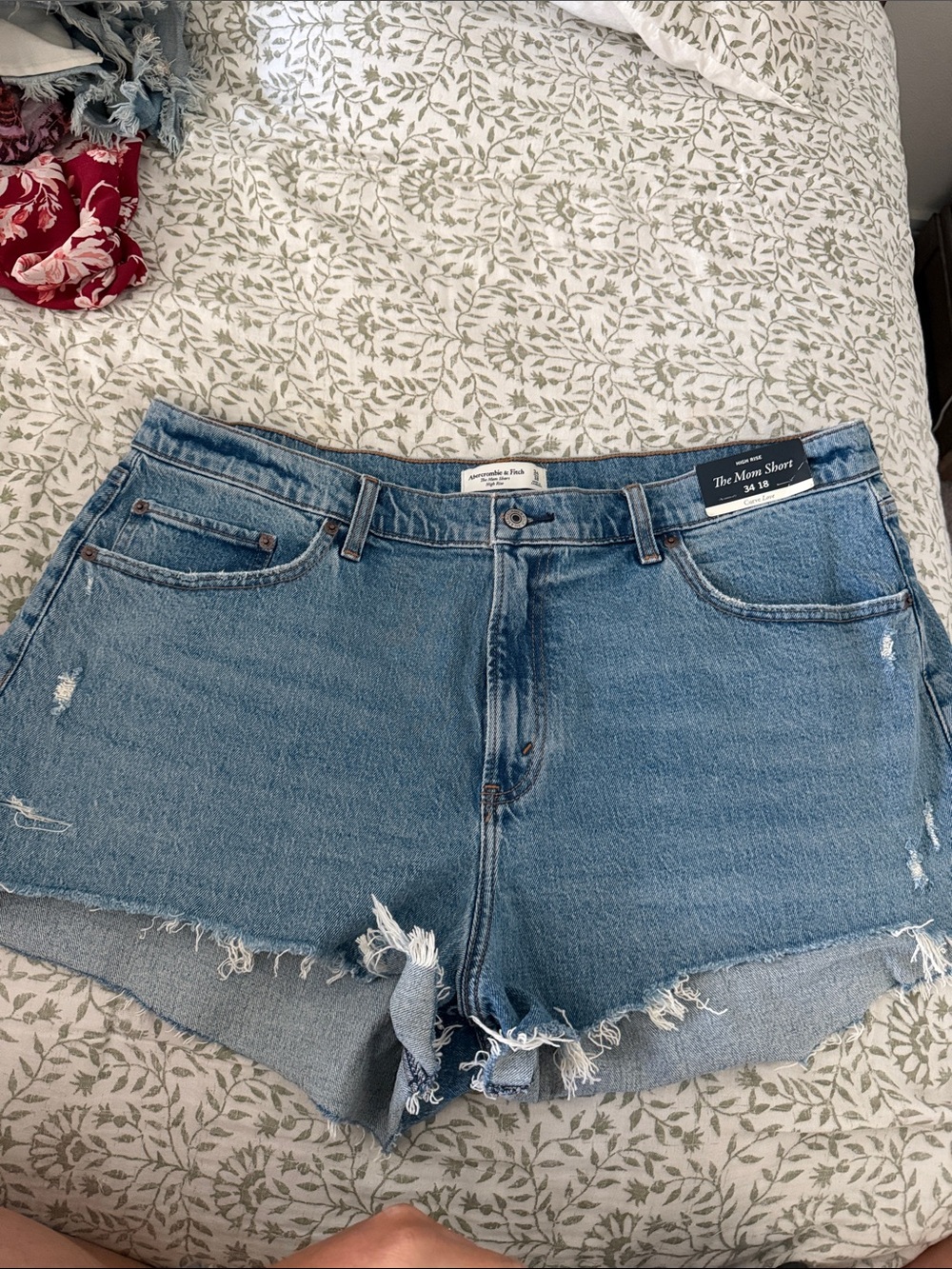 NWT- Abercrombie the mom short High Rise Size 18
